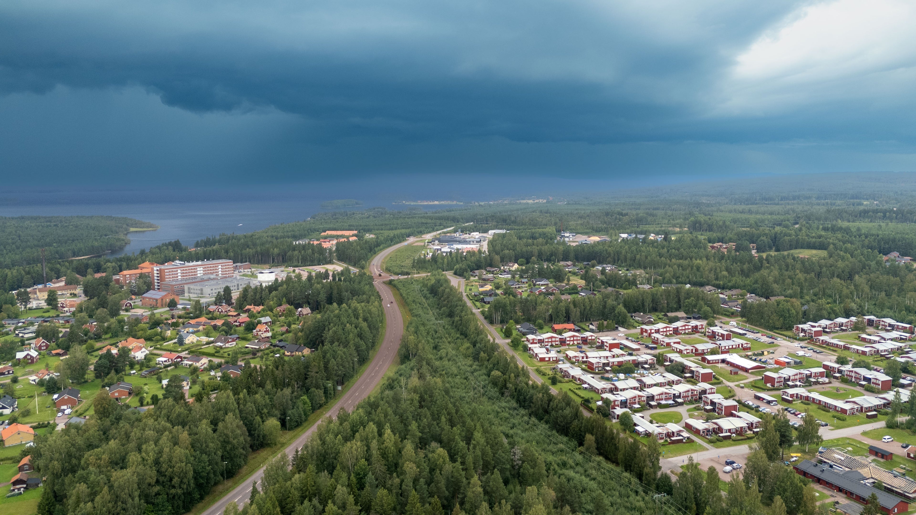 Drönarbild över Mora Noret och oväder som drar in