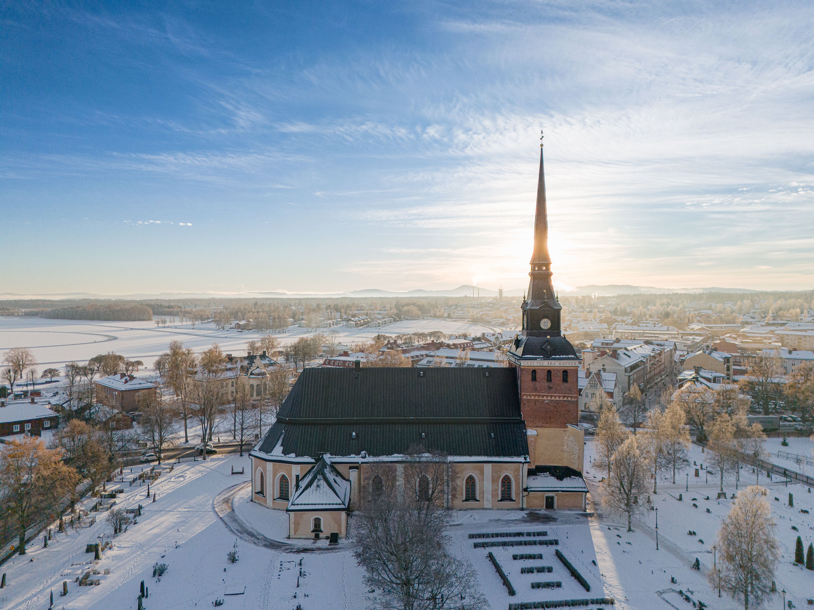 Drönarbild över Mora kyrka i vinterskrud – Siljanvy